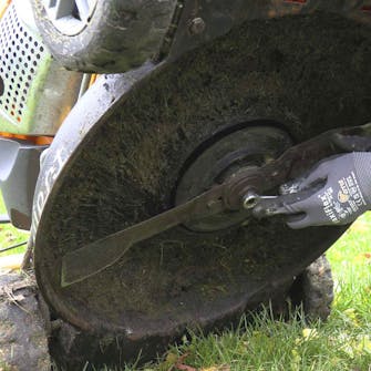 Slipe kniv gressklipper: Skru kniven på igjen Slipe kniv gressklipper: Skru kniven på igjen